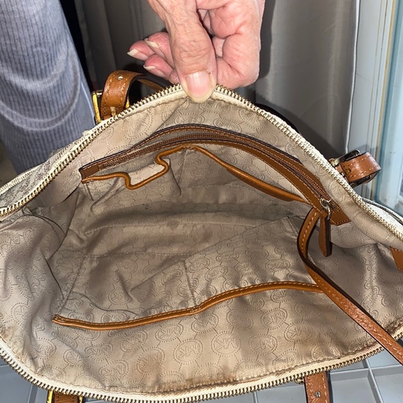 Micheal kors purse - Picture 2 of 3